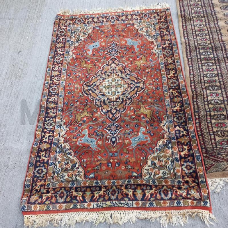 TAPPETO SFONDO ARANCIONE FIGURA CENTRALE  | Mercatino dell'Usato Roma garbatella 1