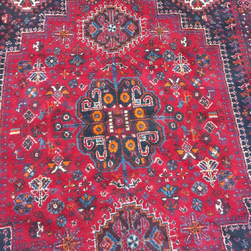 TAPPETO SFONDO ROSSO ROMBI CENTRALI BLU  | Mercatino dell'Usato Roma garbatella 2