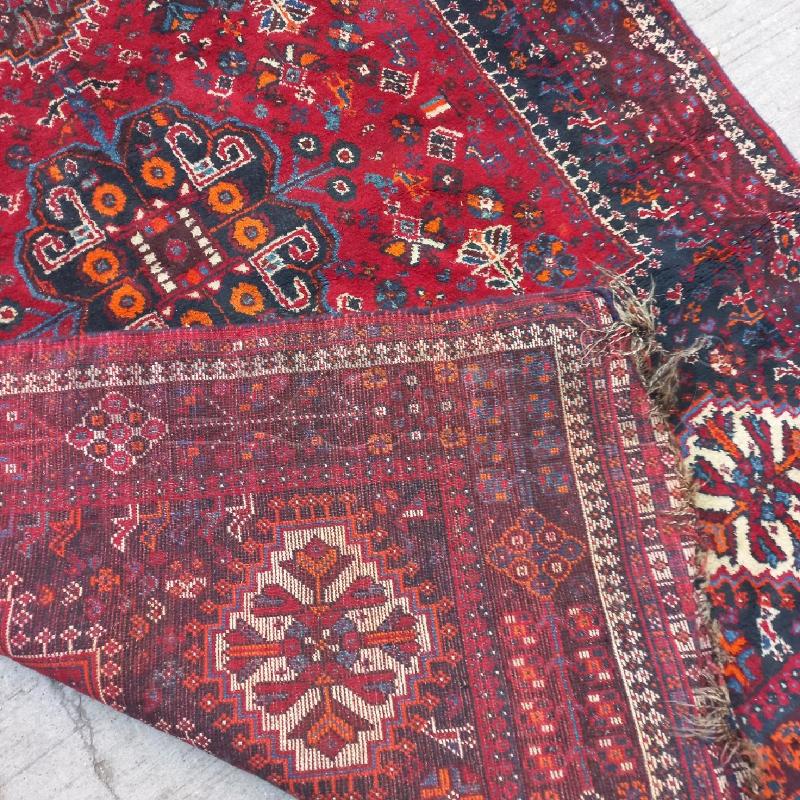 TAPPETO SFONDO ROSSO ROMBI CENTRALI BLU  | Mercatino dell'Usato Roma garbatella 3
