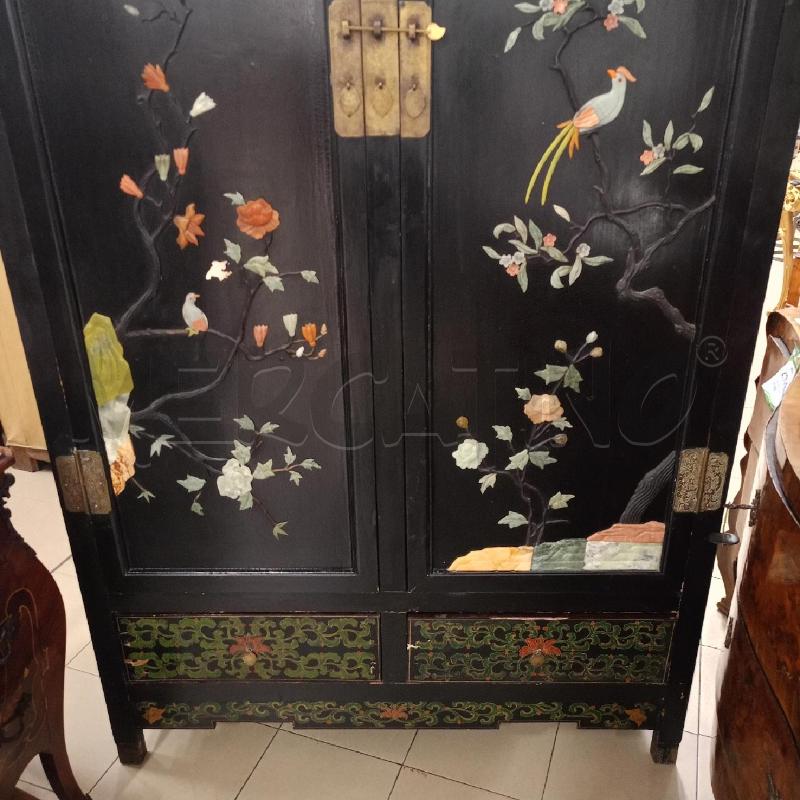 ARMADIO ORIENTALE CON DECORAZIONE RILIEVI | Mercatino dell'Usato Roma gregorio vii 3