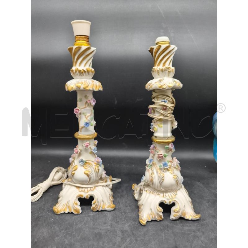 LAMPADE COPPIA PORCELLANA FIORI RILIEVO  | Mercatino dell'Usato Roma gregorio vii 1