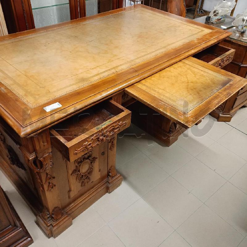 SCRIVANIA GRANDE CON CASSETTI E RILIEVI  | Mercatino dell'Usato Roma gregorio vii 2