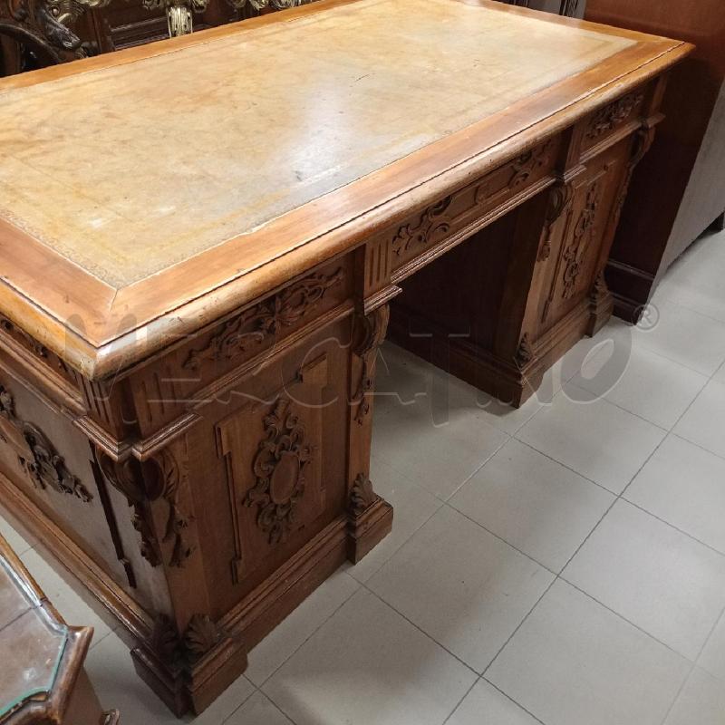 SCRIVANIA GRANDE CON CASSETTI E RILIEVI  | Mercatino dell'Usato Roma gregorio vii 4