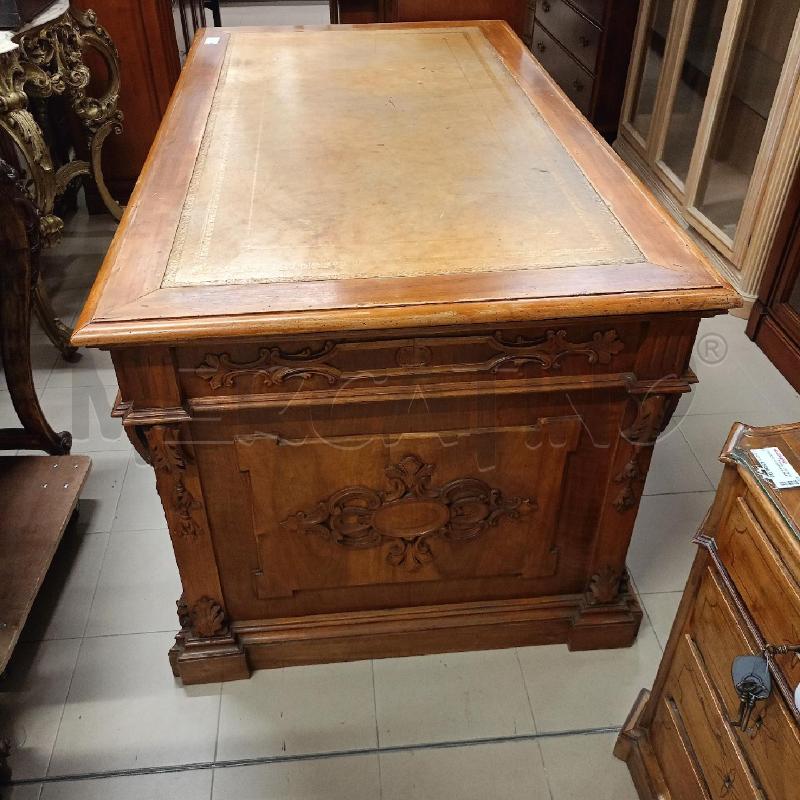 SCRIVANIA GRANDE CON CASSETTI E RILIEVI  | Mercatino dell'Usato Roma gregorio vii 5