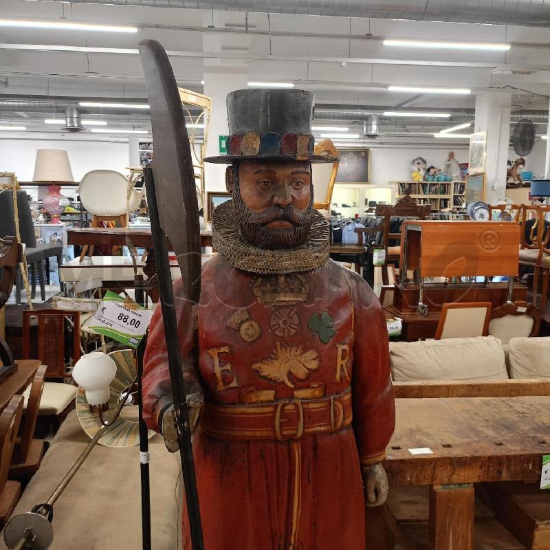 STATUA ALTA RESINA UOMO CON CAPPELLO DA RI | Mercatino dell'Usato Roma gregorio vii 1
