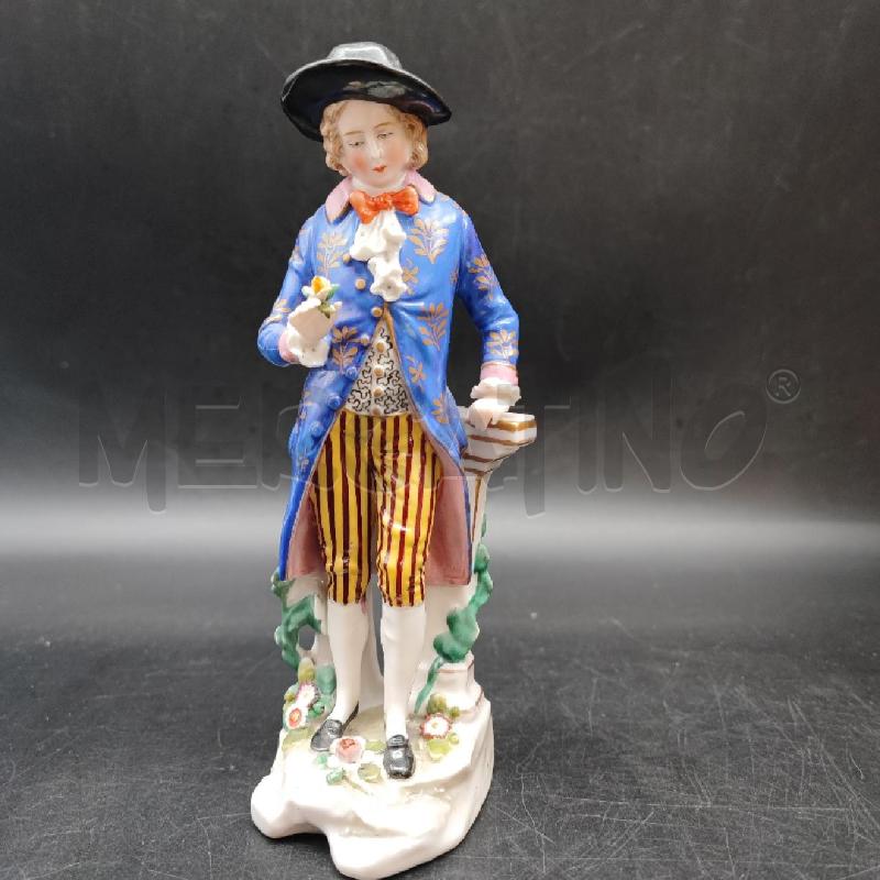 STATUINA CAPODIMONTE UOMO CON FIORE | Mercatino dell'Usato Roma gregorio vii 1