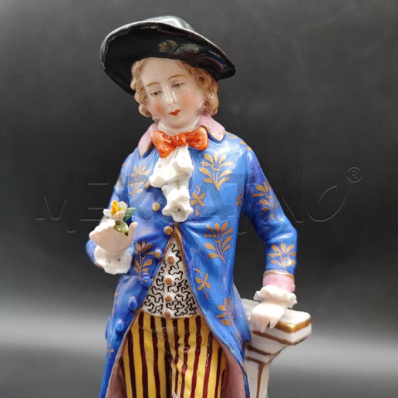 STATUINA CAPODIMONTE UOMO CON FIORE | Mercatino dell'Usato Roma gregorio vii 2