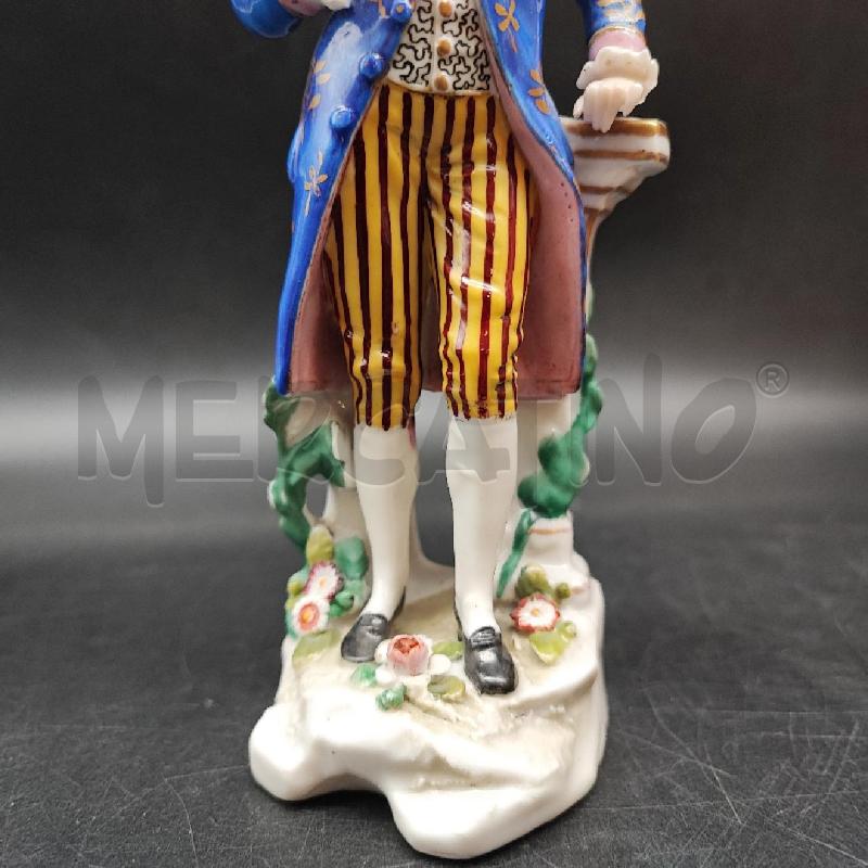 STATUINA CAPODIMONTE UOMO CON FIORE | Mercatino dell'Usato Roma gregorio vii 3