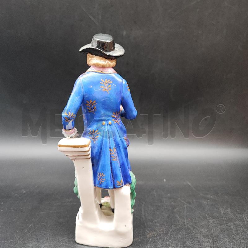 STATUINA CAPODIMONTE UOMO CON FIORE | Mercatino dell'Usato Roma gregorio vii 4