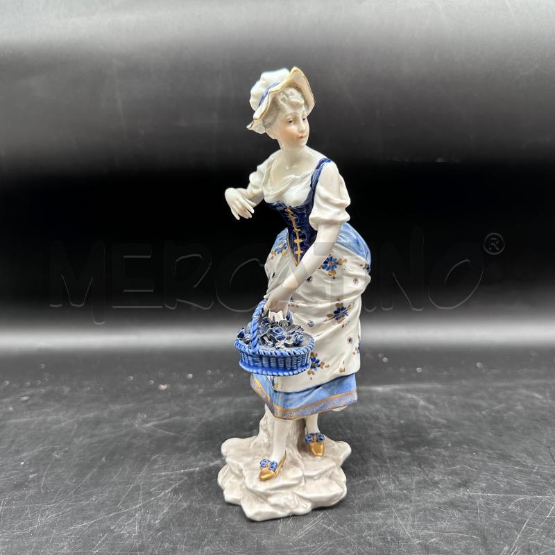 STATUINA PORCELLANA DONNA CESTA BLU  | Mercatino dell'Usato Roma gregorio vii 1