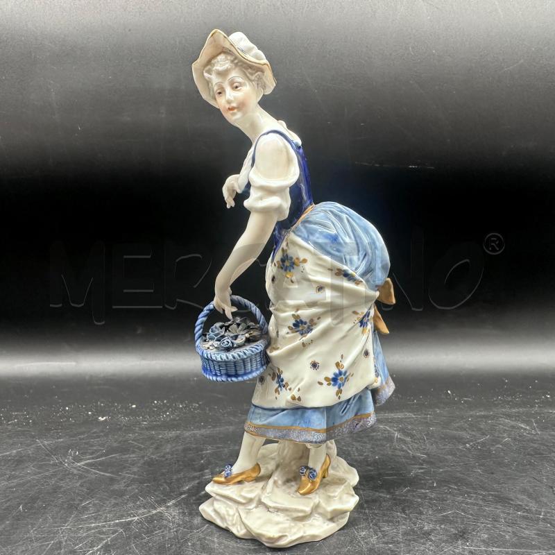 STATUINA PORCELLANA DONNA CESTA BLU  | Mercatino dell'Usato Roma gregorio vii 2