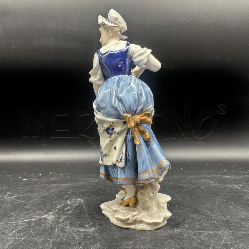 STATUINA PORCELLANA DONNA CESTA BLU  | Mercatino dell'Usato Roma gregorio vii 4