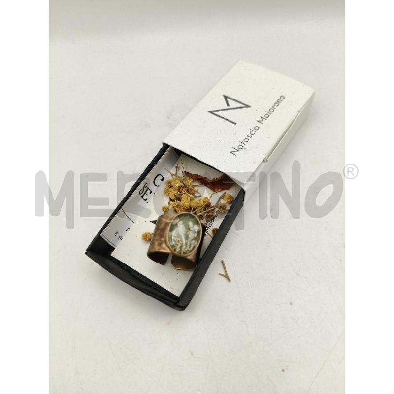 ANELLO D NATASCIA MAIORANO FASCIA ACC DOR MARTELLATA CON FIORE RESINA | Mercatino dell'Usato Roma talenti 1
