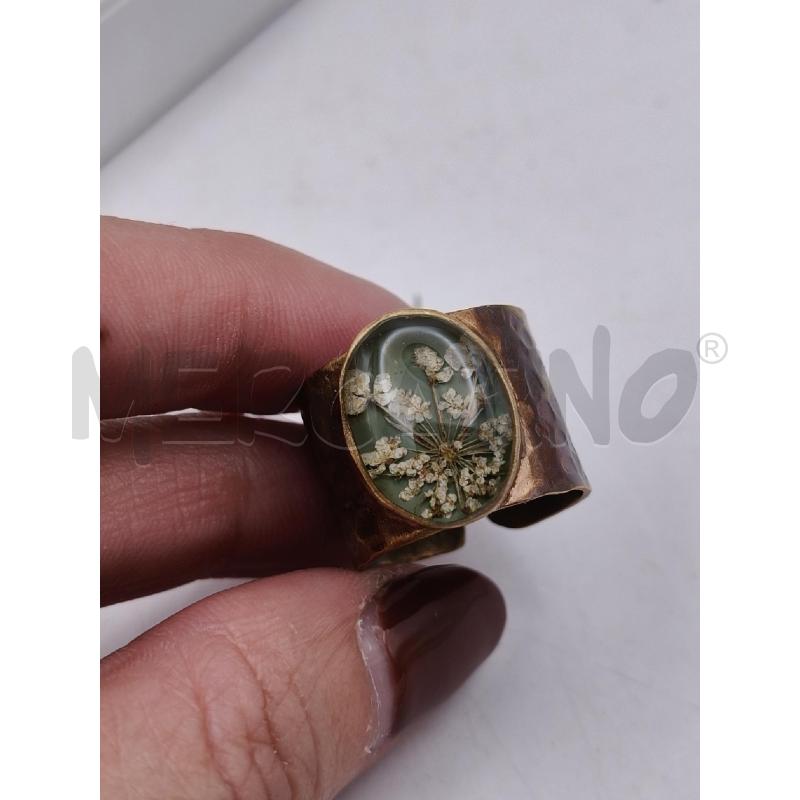 ANELLO D NATASCIA MAIORANO FASCIA ACC DOR MARTELLATA CON FIORE RESINA | Mercatino dell'Usato Roma talenti 3