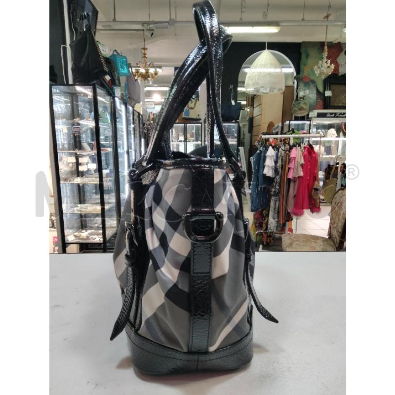 BORSA A MANO BURBERRY CHECKK GRIGIO MANICI VERNICE NERO  | Mercatino dell'Usato Roma talenti 3