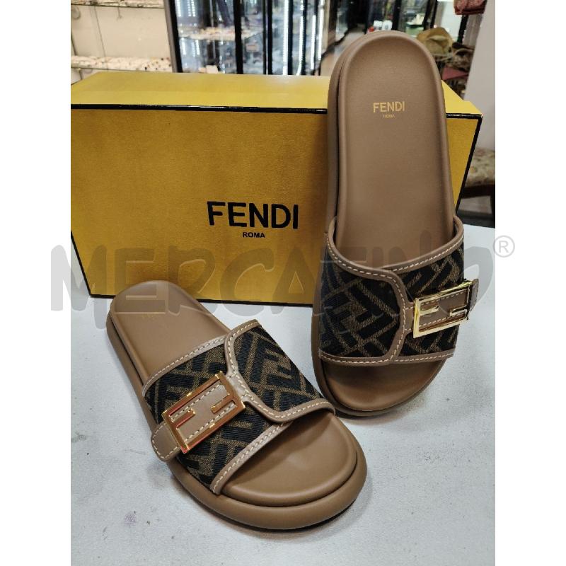 CIABATTE FENDI PELLE BEIGE TESSUTO MOGRAM FIBBIA MET | Mercatino dell'Usato Roma talenti 1