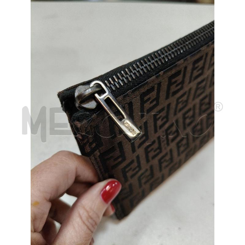 POUCH FENDI PICCOLA TESSUTO MARRONE LOGHI NERI  | Mercatino dell'Usato Roma talenti 3