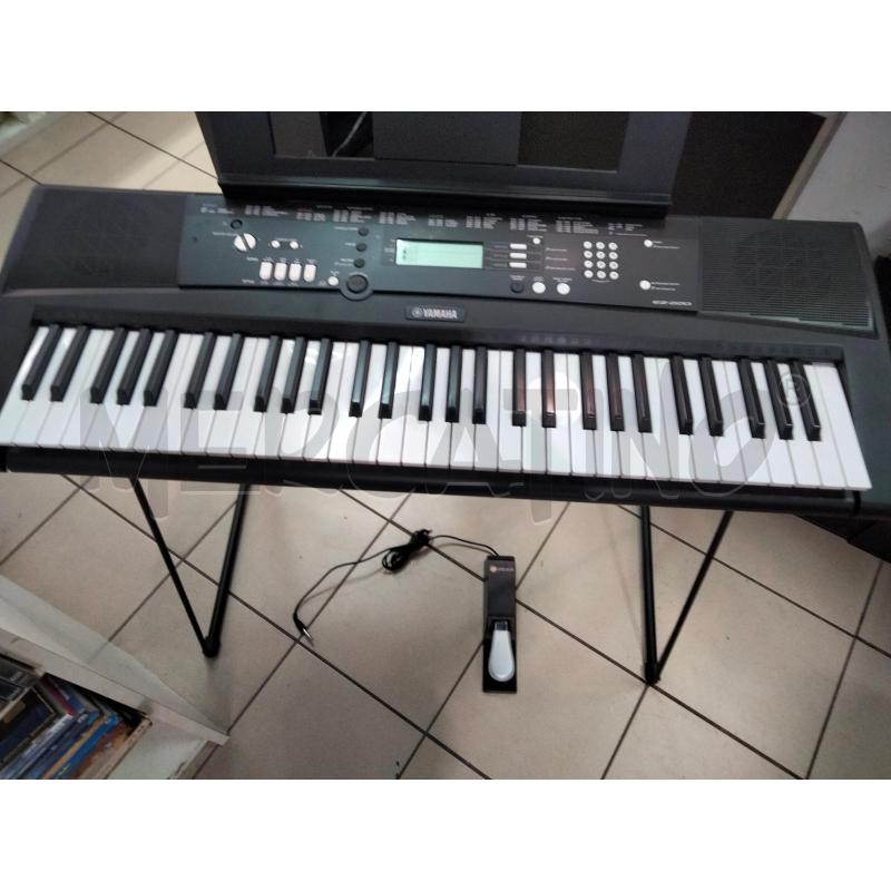TASTIERA YAMAHA EZ220 TASTI LUMINOSI PEDALE E STAND | Mercatino dell'Usato Roma talenti 1