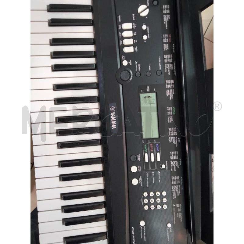 TASTIERA YAMAHA EZ220 TASTI LUMINOSI PEDALE E STAND | Mercatino dell'Usato Roma talenti 4