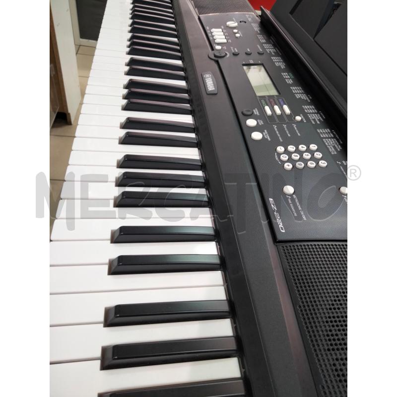 TASTIERA YAMAHA EZ220 TASTI LUMINOSI PEDALE E STAND | Mercatino dell'Usato Roma talenti 5