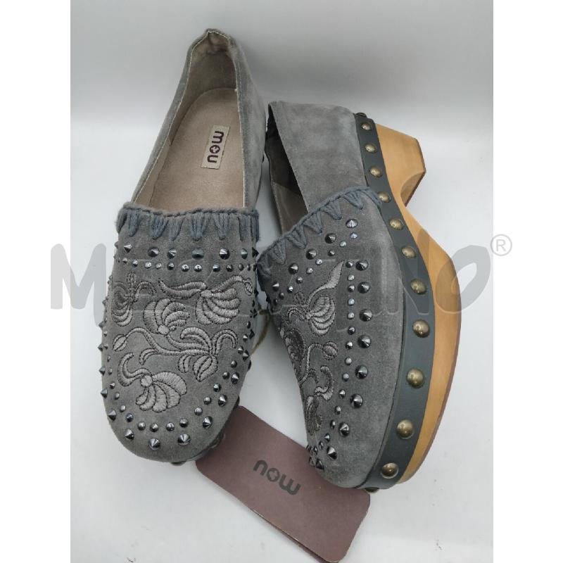 ZOCCOLI LEGNO MOU SUEDE GRIGIO RICAMO BORCHIE | Mercatino dell'Usato Roma talenti 1