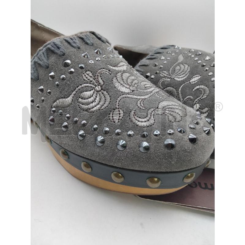 ZOCCOLI LEGNO MOU SUEDE GRIGIO RICAMO BORCHIE | Mercatino dell'Usato Roma talenti 2
