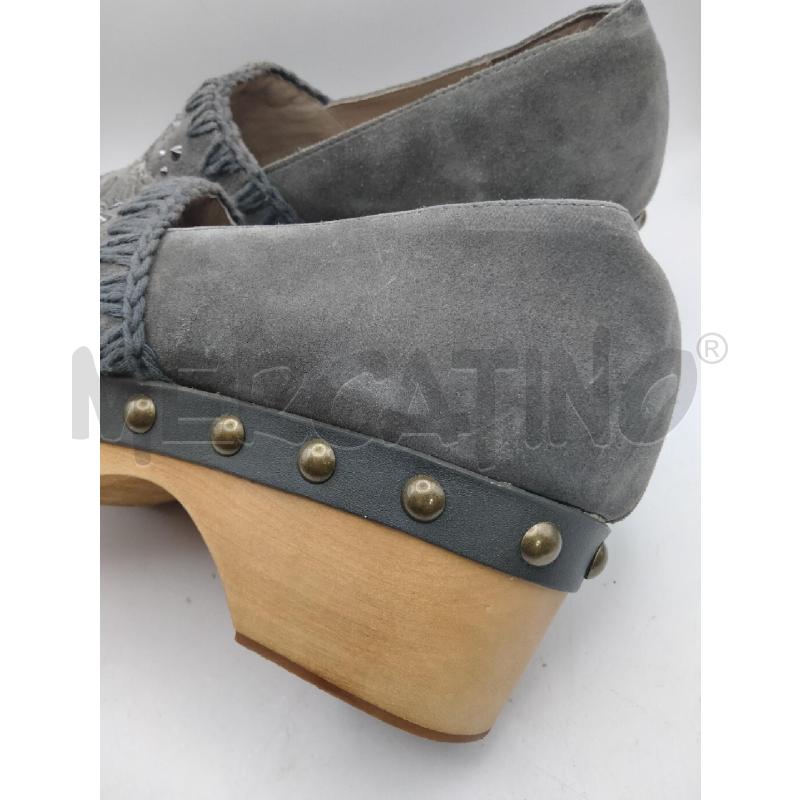 ZOCCOLI LEGNO MOU SUEDE GRIGIO RICAMO BORCHIE | Mercatino dell'Usato Roma talenti 3