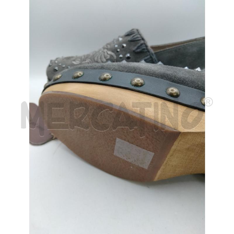 ZOCCOLI LEGNO MOU SUEDE GRIGIO RICAMO BORCHIE | Mercatino dell'Usato Roma talenti 4