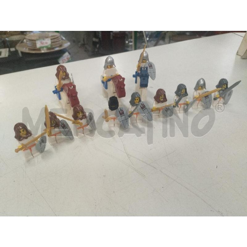 LOTTO LEGO CASTLE 12 CAVALIERI+3CAVALLI | Mercatino dell'Usato Roma zona marconi 1