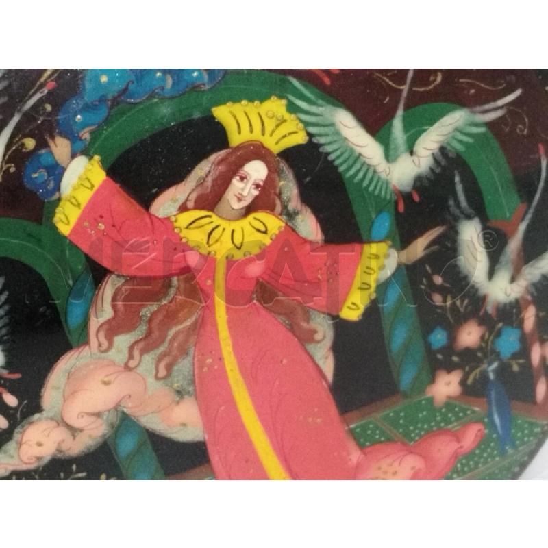 SCATOLA LACCA RUSSA TONDA DONNA IN ROSSO | Mercatino dell'Usato Roma zona marconi 2