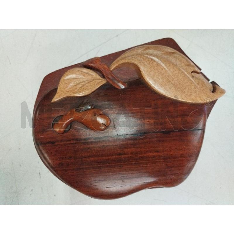 SCATOLA MELA CON VERME LEGNO  | Mercatino dell'Usato Roma zona marconi 1