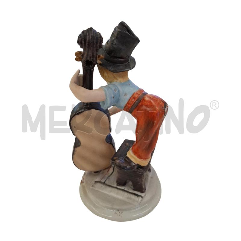 STATUINA PORCELLANA RAGAZZO CHE SUONA IL BASSO | Mercatino dell'Usato Roma zona marconi 3