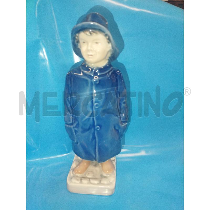 STATUINA ROYAL COPENAGHEN RAGAZZO CON IMPERMEABILE | Mercatino dell'Usato Roma zona marconi 1