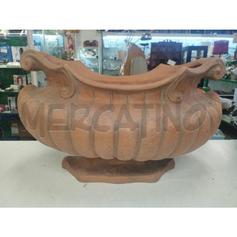 VASO IN TERRACOTTA OVALE IN STILE | Mercatino dell'Usato Roma zona marconi 1