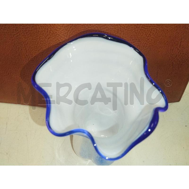 VASO VETRO BIANCO E BLU 17 CM | Mercatino dell'Usato Roma zona marconi 4