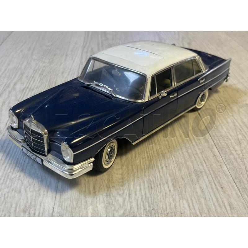 MODELLINO AUTO 1:18 REVELL MERCEDES BENZ 300SE | Mercatino dell'Usato Ciampino 1