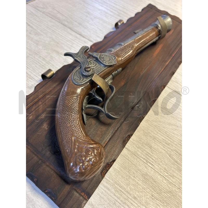 PISTOLA RIPRODUZIONE SU BASE IN LEGNO | Mercatino dell'Usato Ciampino 2