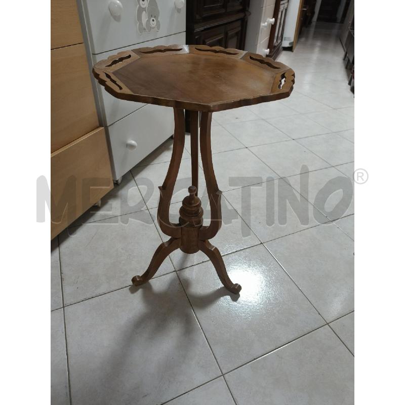 TAVOLINO TONDO IN LEGNO 3 GAMBE | Mercatino dell'Usato Ciampino 1