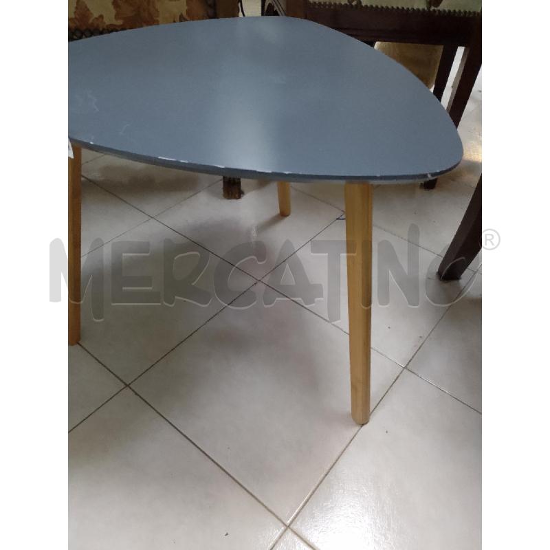 TAVOLINO TRIANGOLO GRIGIO GAMBE LEGNO | Mercatino dell'Usato Ciampino 3