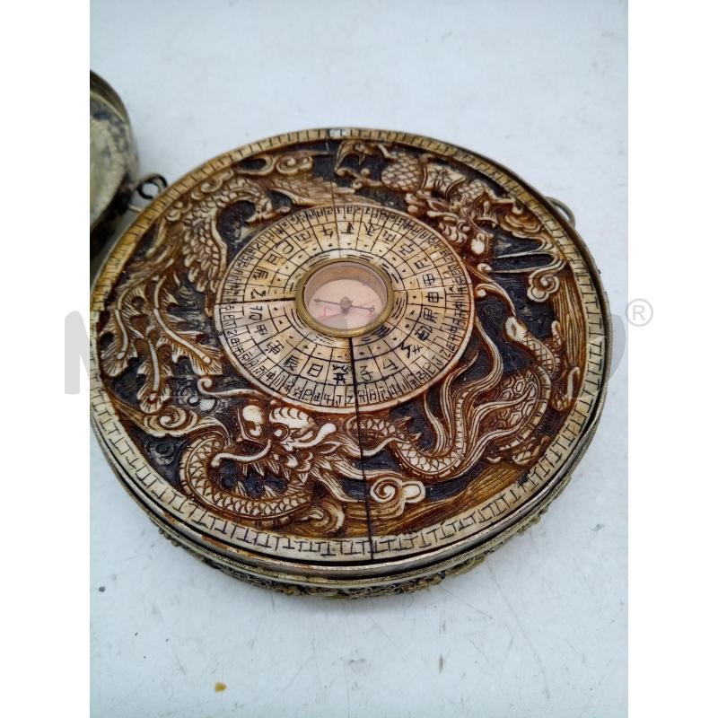 BUSSOLA OTTONE OSSO RILIEVI DRAGONI EPOCA  | Mercatino dell'Usato Roma porta maggiore 5