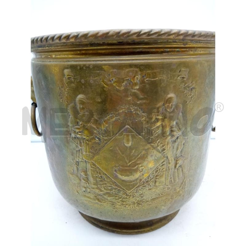 CACHEPOT OTTONE DECORO A SBALZO DUE MANICI | Mercatino dell'Usato Roma porta maggiore 3