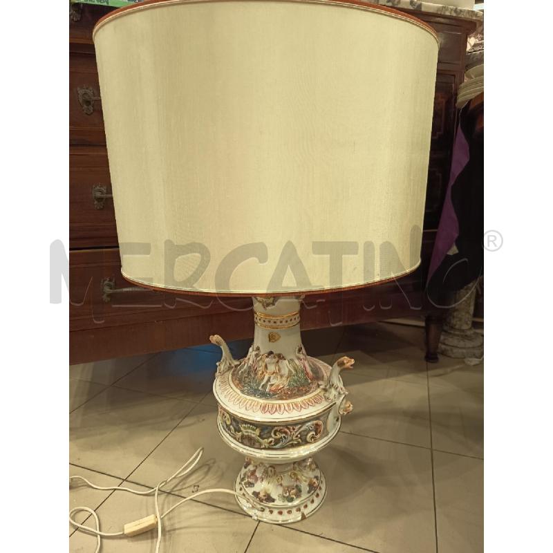 LAMPADA CERAMICA CAPODIMONTE FIGURE IN RILIEVO PARALUME B MATTONE  | Mercatino dell'Usato Roma porta maggiore 1