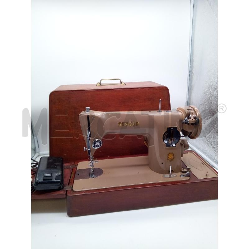 MACCHINA DA CUCIRE SINGER ANNI 50 BASE LEGNO | Mercatino dell'Usato Roma porta maggiore 1