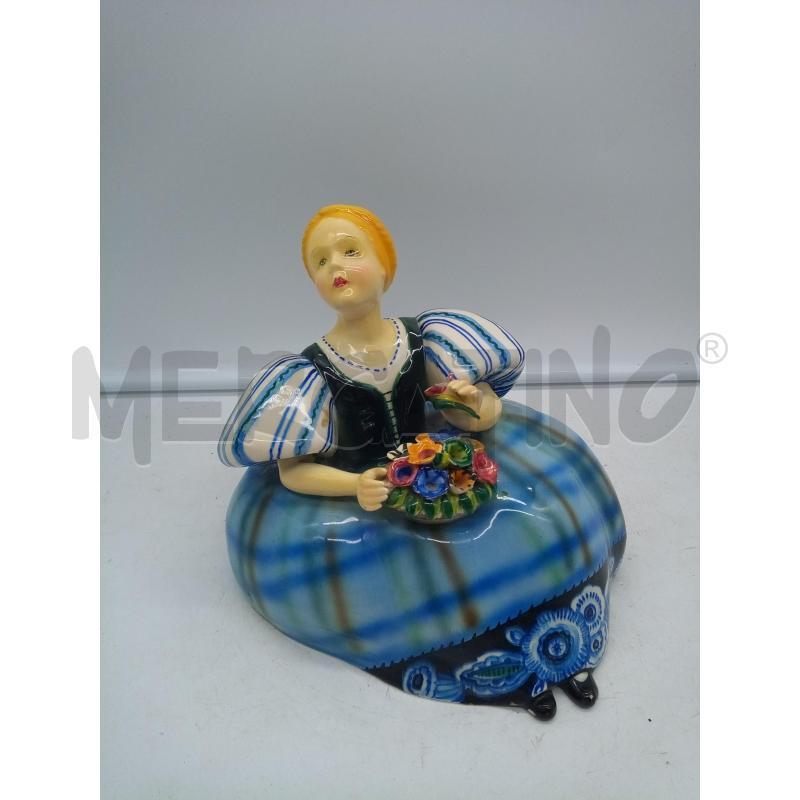 SCULTURA CERAMICA AGOSTINELLI DONNA SEDUTA CON CESTO FIORI LIEVI DIFETTI | Mercatino dell'Usato Roma porta maggiore 1
