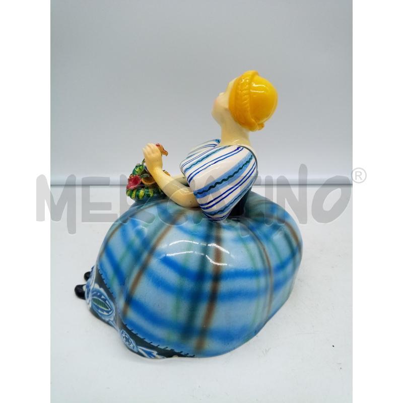 SCULTURA CERAMICA AGOSTINELLI DONNA SEDUTA CON CESTO FIORI LIEVI DIFETTI | Mercatino dell'Usato Roma porta maggiore 4