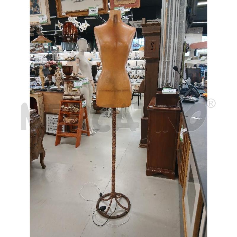 LAMPADA MANICHINO DONNA  | Mercatino dell'Usato Roma-axa-casal palocco 1
