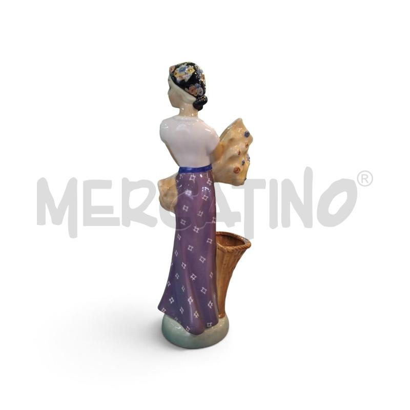 STATUA DONNA CON FIENO PORCELLANA | Mercatino dell'Usato Roma monteverde 2