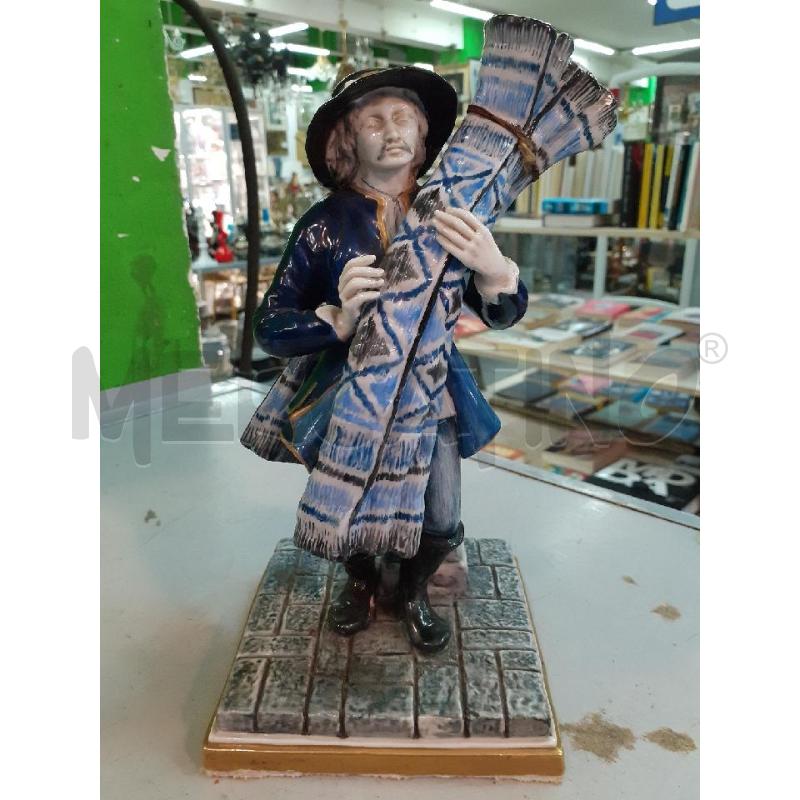 STATUA UOMO CON TAPPETO FABRIS | Mercatino dell'Usato Roma monteverde 1