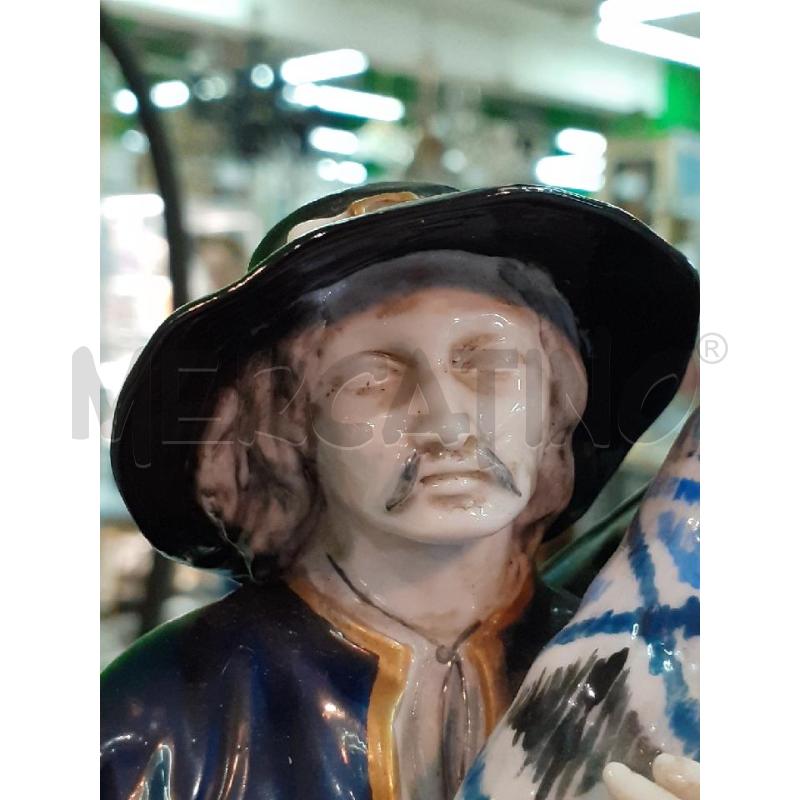 STATUA UOMO CON TAPPETO FABRIS | Mercatino dell'Usato Roma monteverde 2