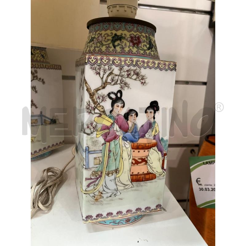 COPPIA LAMPADE CINESI SCENE DI VITA QUOTIDIANA  | Mercatino dell'Usato Roma eur 2